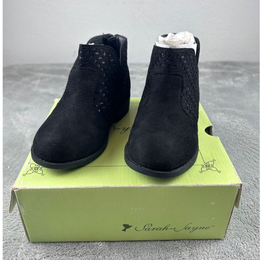 Sarah Jayne Kylie Girls Black Laser Cut Ankle Booties Boots Size 9 Toddler NWB